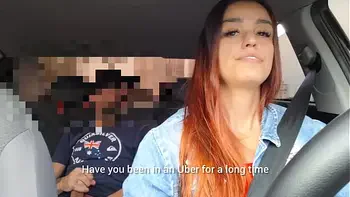 Motorista de app safada pegou passageiro se masturbando por trás e fudeu com ele sem camisinha!