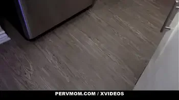 PervMom - Fucking My Super Hot Stepmom (Linzee Ryder)