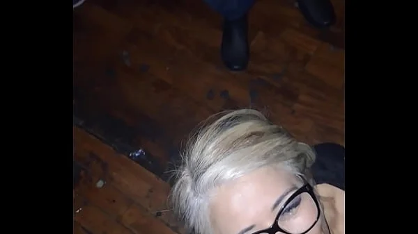 Meu marido me levou novamente no cinema porno, porque queria ver novos machos esporrando na minha cara e boca. E eu adorei, de novo