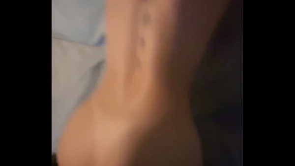 Enquanto mama meu pau, implora pra ser fodida por dois