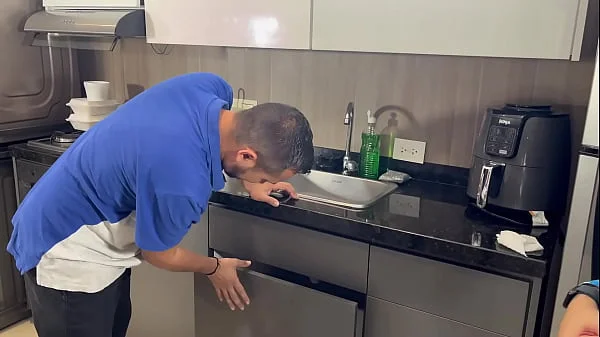 I seduce the plumber in my pajamas because my husband doesn't fuck me every day - Mia Montielth