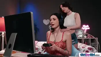 I hope that my boobmassage isnt distracting you from gaming