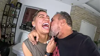 As meninas se divertem com o brinquedo gigante