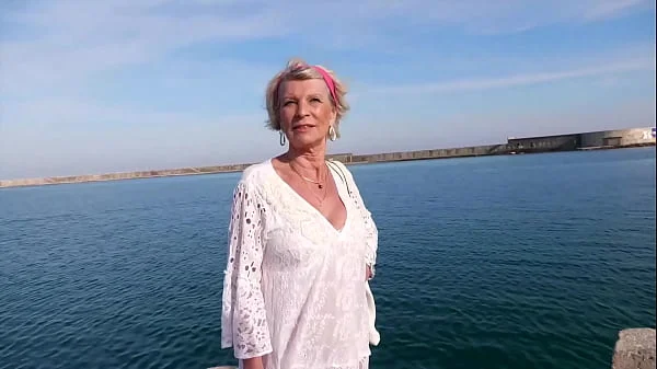 A 70ans, Eva croque deux jeunes lascars !