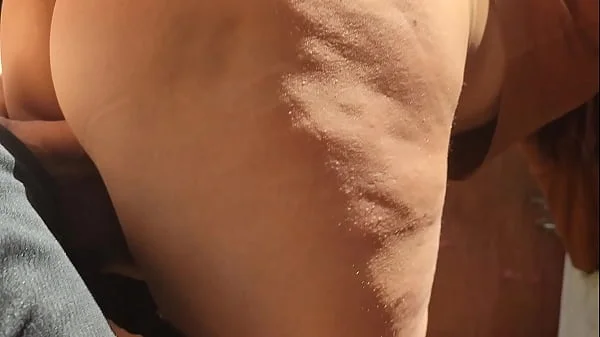 PEGUEI NO FLAGRA ESSA GOSTOSA FAZENDO XIXI NA PRAIA, ELA ME VIU E QUIS MAMAR...