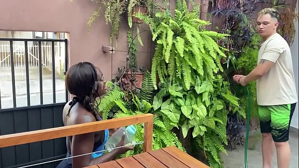 Casada faz anal com Jardineiro novinho e pede leitinho na boquinha. - Fernanda Chocolate Richards Oliver