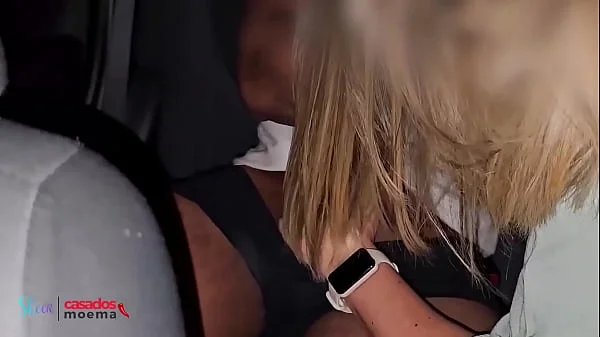 O corno ficou olhando sua esposa namorar o BBC na frente de todo mundo