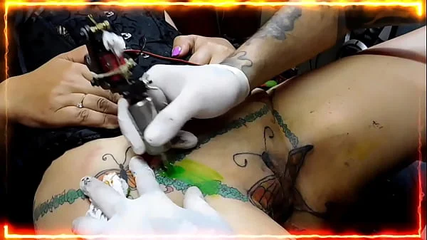 LE PINTAMOS EL CULO  Y LA CONCHA A LA PUTA , LA PREPARAMOS PARA  LAS PROXIMAS ORGIAS