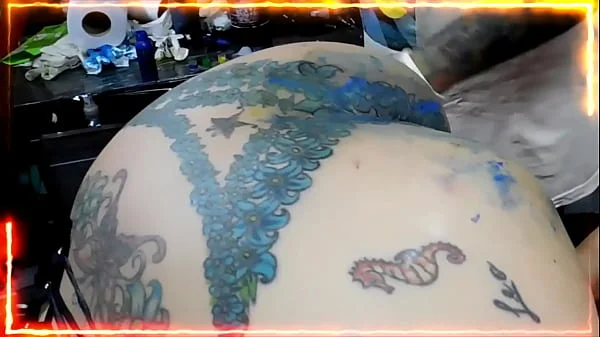 LE PINTAMOS EL CULO  Y LA CONCHA A LA PUTA , LA PREPARAMOS PARA  LAS PROXIMAS ORGIAS