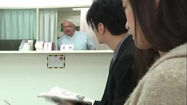 Geile sexy slimme patient wil dokter's lul nadat ze hem betrapt