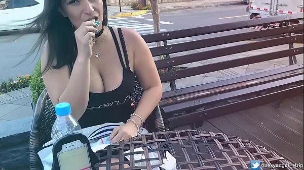 Safada Gozando em Publico com brinquedo interativo Public female orgasm interactive toy girl with remote vibe outside
