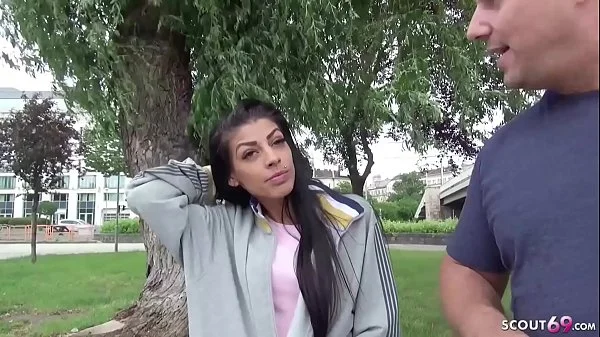 german scout stiefvater bringt seine 18 jahre junge stieftochter zum casting