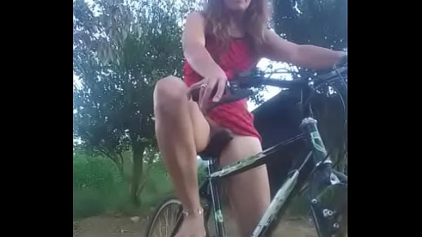 Se masturba con su bicicleta