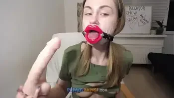 Любительница жесткого секса riderkelly сосет силиконовый пенис со спермой на лице