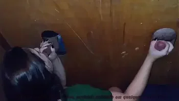 O Pintinho pequeno não aguentou o boquete e a punhetinha e gozou antes da hora.