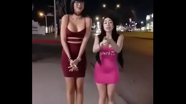 Dos putas se desnudan en publico