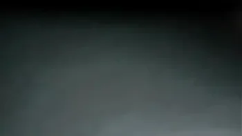 Poniendole el plug por la calle