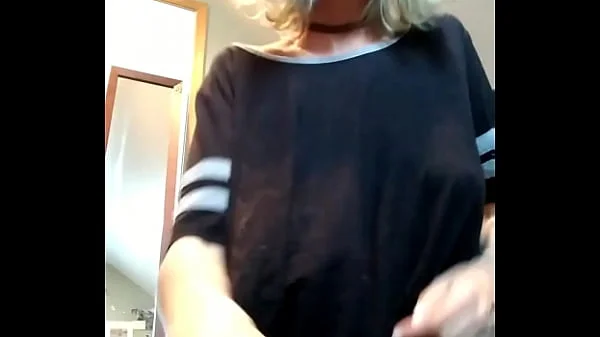 novinha mostrando os seus peitoes