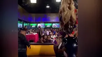 EYACULO EN SU CULO EN EL TORO MECANICO