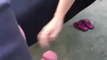 Madura en la playa mientras esposo filma