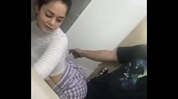 Jovencita hace un perreo