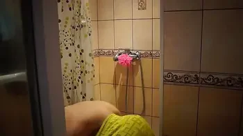 I installed a hidden camera in the shower of my girlfriend and pee how she washes. Fetish Voyeur .