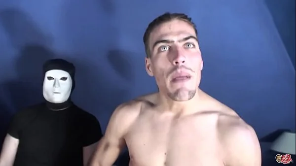 17 tíos lefándole la cara