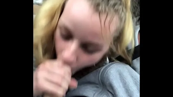 Sucking an amazing cock in the car !
