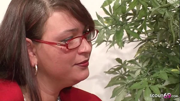 Junges Paar bekommt Nachhilfe beim Sex von Mutter Deutsch - German Mature