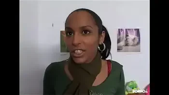 HINDOESTAANSE ALICIA LAAT ZICH NEUKEN DOOR EEN KERSTBOOMVERKOPER