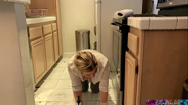 Stepmom is horny and stuck in the oven - Erin Electra