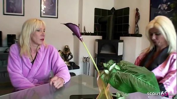 Mutter und Tante überfallen Sohn vom Freund für Blowjob im FFM Dreier - German MILF