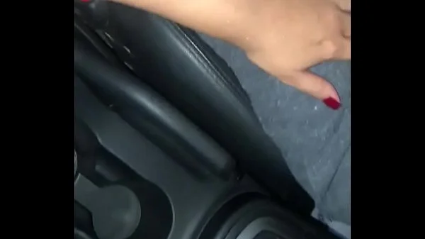 Uber gostoso não aguentou e passou a mão na bucetinha