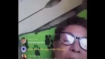 Velha mostrando o peito e passando a mão na xota na live