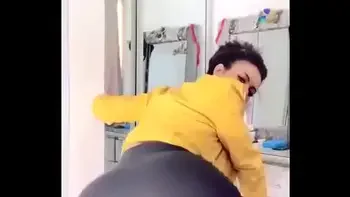 Morena rabuda dançando sem calcinha