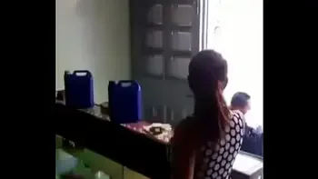 mamada rapida detras del mostrador