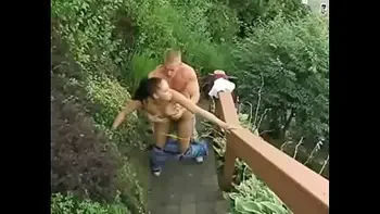 Gianna Michaels follando en escaleras al aire libre