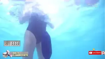 Samira se le cae el sujetador y se le ve todo.