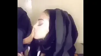 2 Muslim Girls Twerking in Niqab