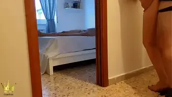 L'idraulico ci spia mentre scopiamo e di nascosto lo premio con un bel pompino - Leaeken ITA