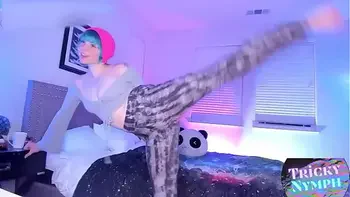 Hipster Slut Shakes Her Butt