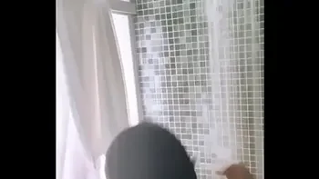 Anitta Vaza Seios Enquanto Toma Banho