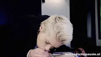 Mila Milan neukt met de baas