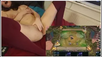 Deutsche Amateure - Whats Better Pussy Play Or Videogames? You Decide