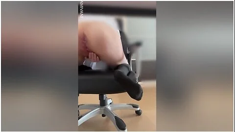 休憩中にhな動画見てムラムラする看護師のオtニーモサイク薄め