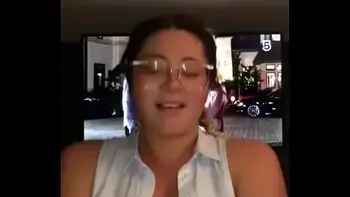 Comendo Minha Esposa Enquanto Assistimos Série