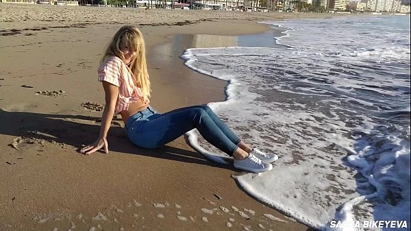 Wet shoot on a public beach with Crazy Model. Risky outdoor masturbation. Foot fetish. Pee in jeans.