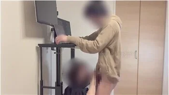 こっそりフェラ抜き仕事のミーtィンク中に痴女な彼女かいきなりフェラしてきて我慢てきすに大量射精してしまった