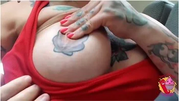 Tommy A Canaglia And Lady Muffin In She Gives Him A Pump In The Car