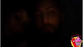 Ladymuffin Korer Tommy A Canaglia Ved Et Kedeligt Lys